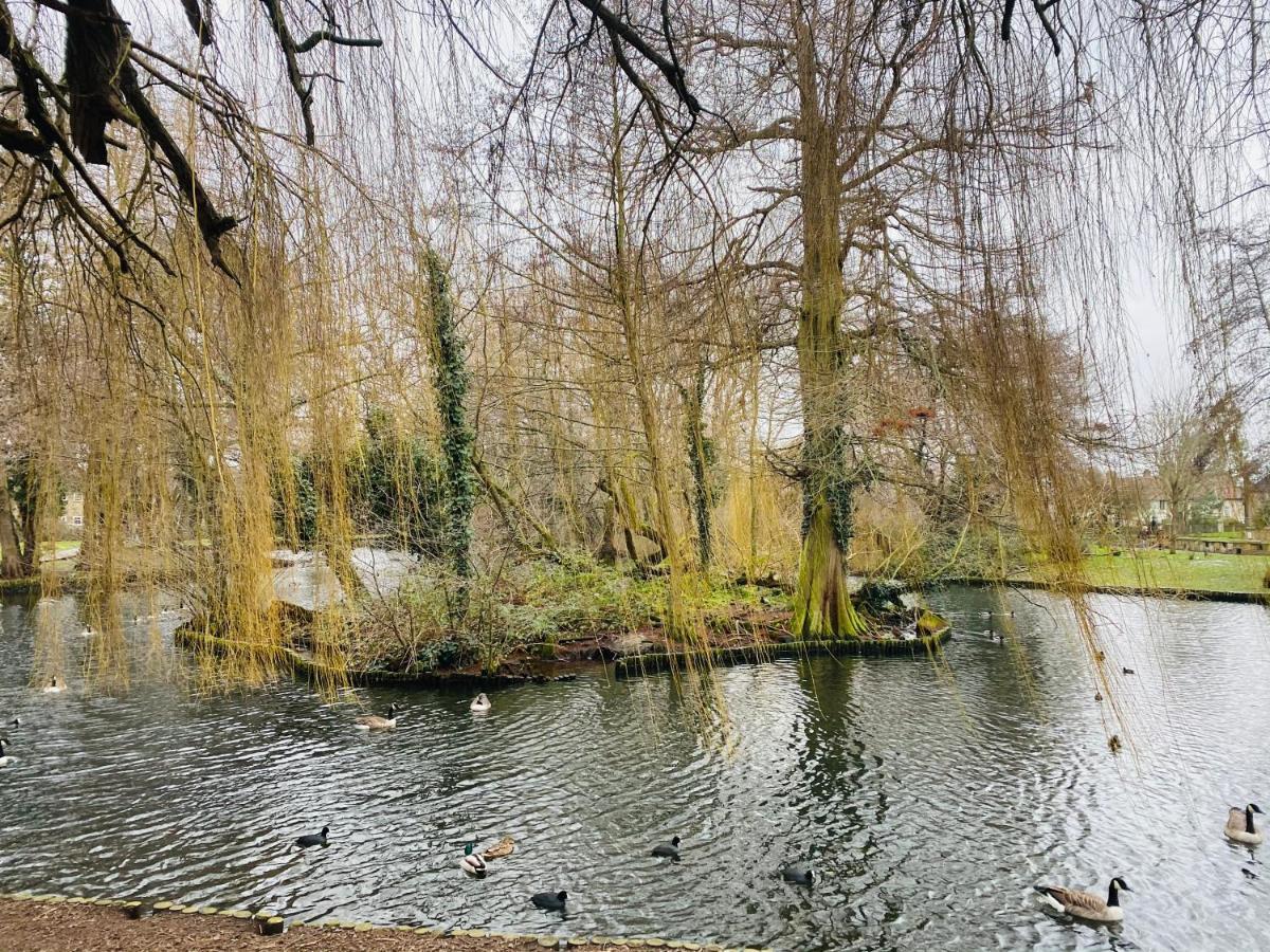 35 Mins To Central London. 3 Bedrooms. 2 Bathrooms With Garden Exterior photo